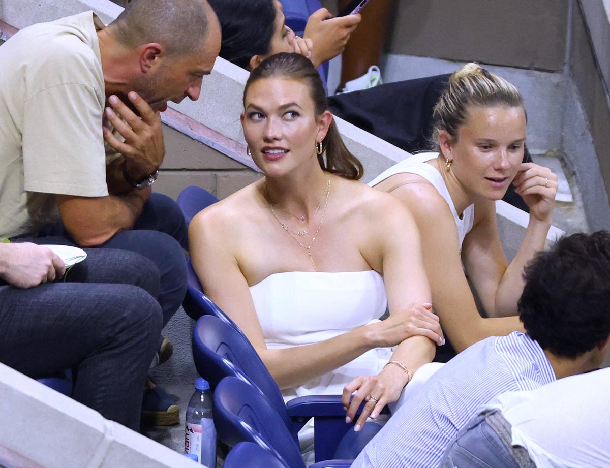 Divele în alb de la US Open! S-au făcut remarcate imediat în tribune