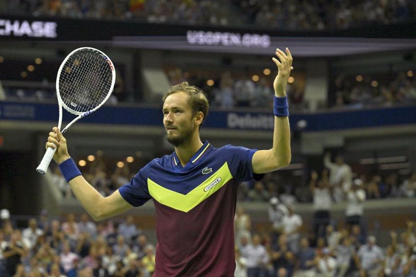 Rusul Daniil Medvedev (27 de ani, numărul 3 ATP) a trecut de spaniolul Carlos Alcaraz (20 de ani, numărul 1 ATP), scor 7-6, 6-1, 3-6, 6-3, și s-a calificat în finala US Open, acolo unde îl va înfrunta pe sârbul Novak Djokovic (36 de ani, numărul 2 ATP).