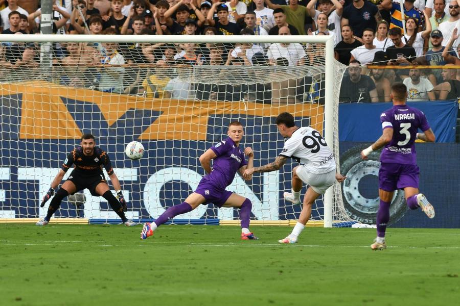 Golul cu o execuție similară celei din Kosovo cu care Dennis Man a marcat contra Fiorentinei (1-1) / Foto: Imago 98,99, 100... Ce surpriză i-au pregătit italienii lui Dennis Man, ales cel mai bun fotbalist din luna august în Serie A