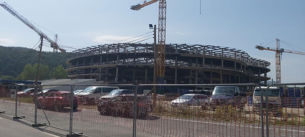 Lucrările avansează la Polivalenta de 72 de milioane de euro și 10.075 de locuri: „Dacă păstrăm ritmul, o finalizăm la termen”