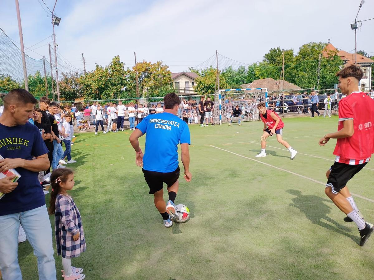 Fotbaliștii Universității Craiova au fost prezenți la deschiderea noului an școlar