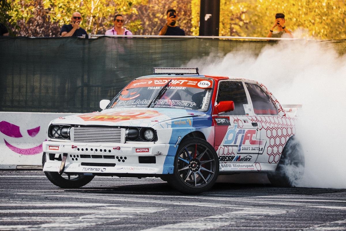 Imagini incendiare de la Campionatul Național de Drift: mașini de 900 de cai, camioane de 6 tone și puștiul-minune de 9 ani!