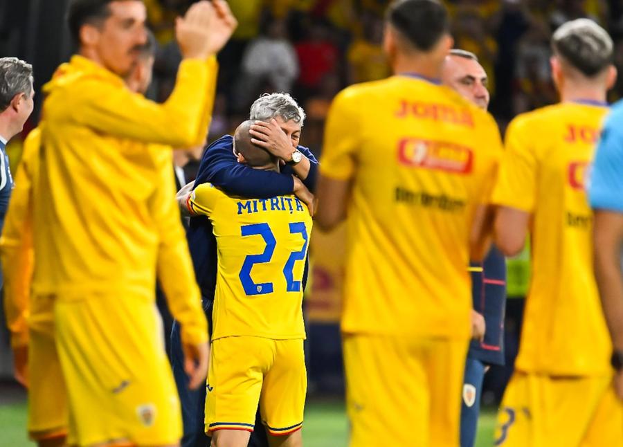 Mitriță, îmbrățișat de Mircea Lucescu la finalul partidei. Foto: Raed Krishan Gestul lui Alex Mitriță după ce a reușit să marcheze pentru România în meciul cu Lituania: „Trebuia să îl răsplătesc cumva”