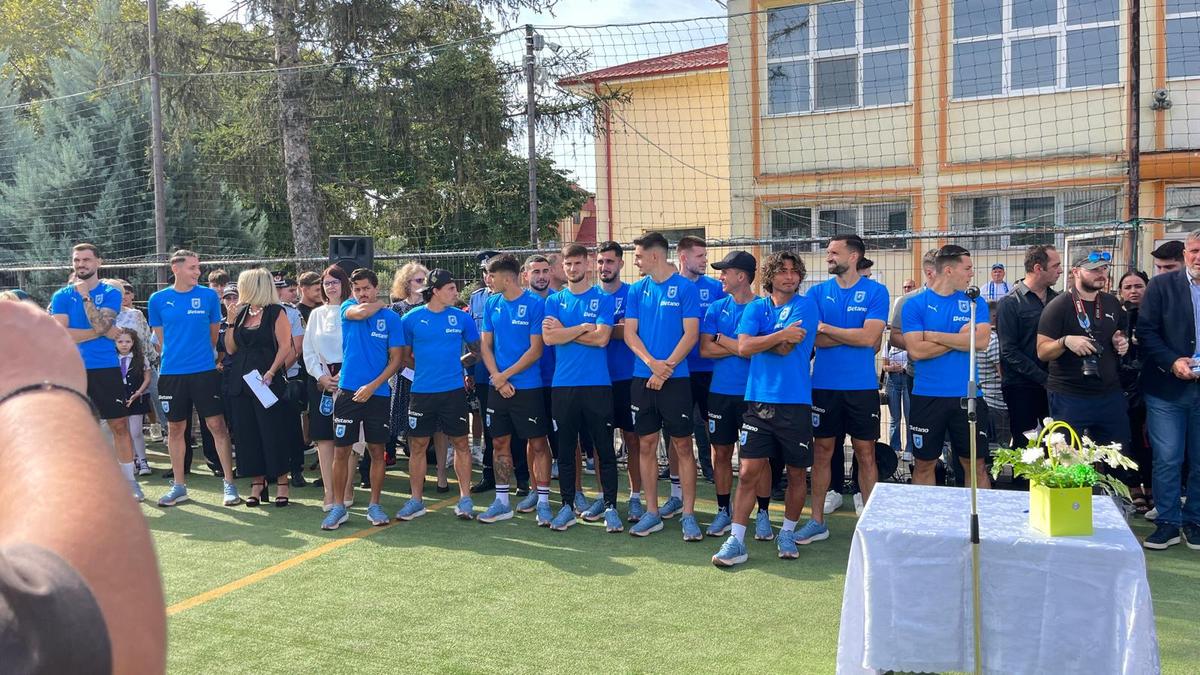 Fotbaliștii de la Universitatea Craiova au fost prezenți la deschiderea noului an școlar