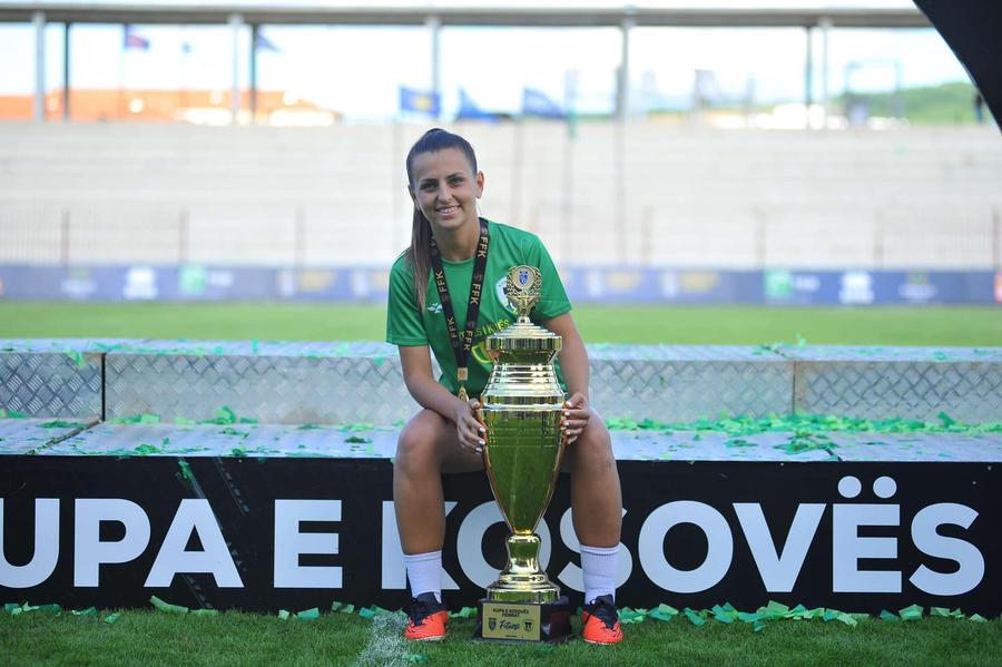 Donika Syla cu unul dintre trofeele cucerite în Kosovo / Foto: facebook Mărturia terifiantă a unei jucătoare kosovare care acuză că a fost agresată de ultrașii Farului în Champions League: „Strigau «Omorâți-i pe albanezi!». Plângeam și ne era teamă de ce e mai rău”
