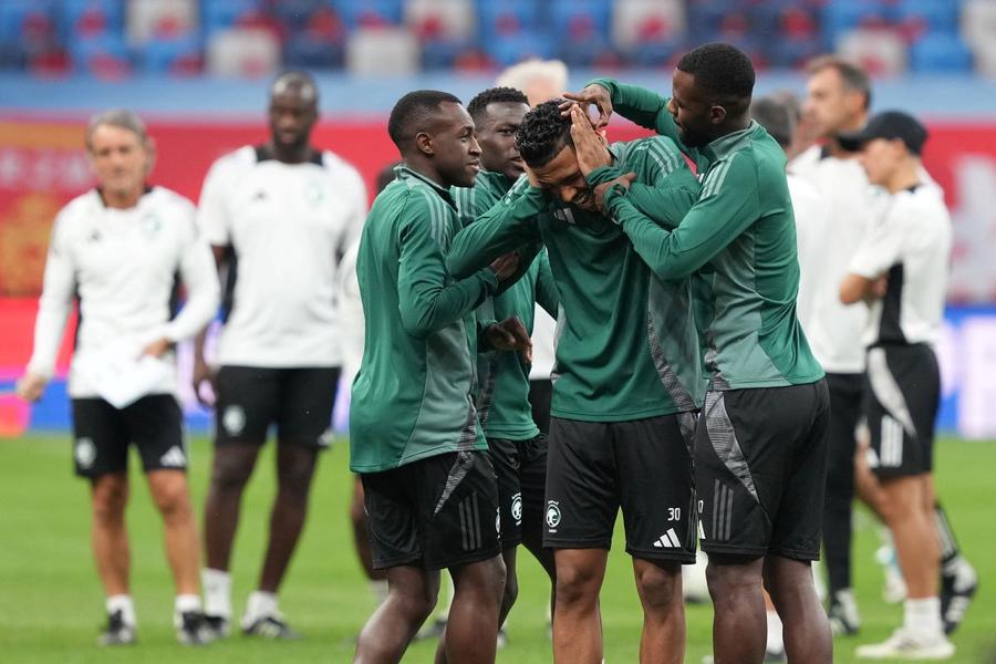 Jucătorii saudiți convocați de Roberto Mancini, pregătindu-se pentru martide de mâine cu China, de la Dalian / Foto: Imago Un fost campion european se plânge de prea mulți jucători străini în competițiile interne: „20 dintre elevii mei de la echipa națională lustruiesc mereu banca rezervelor!”