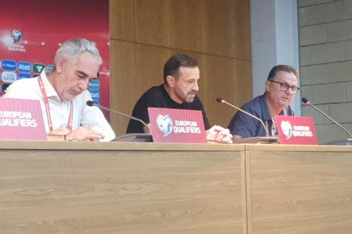 Apostolos Mantzios (în centru)