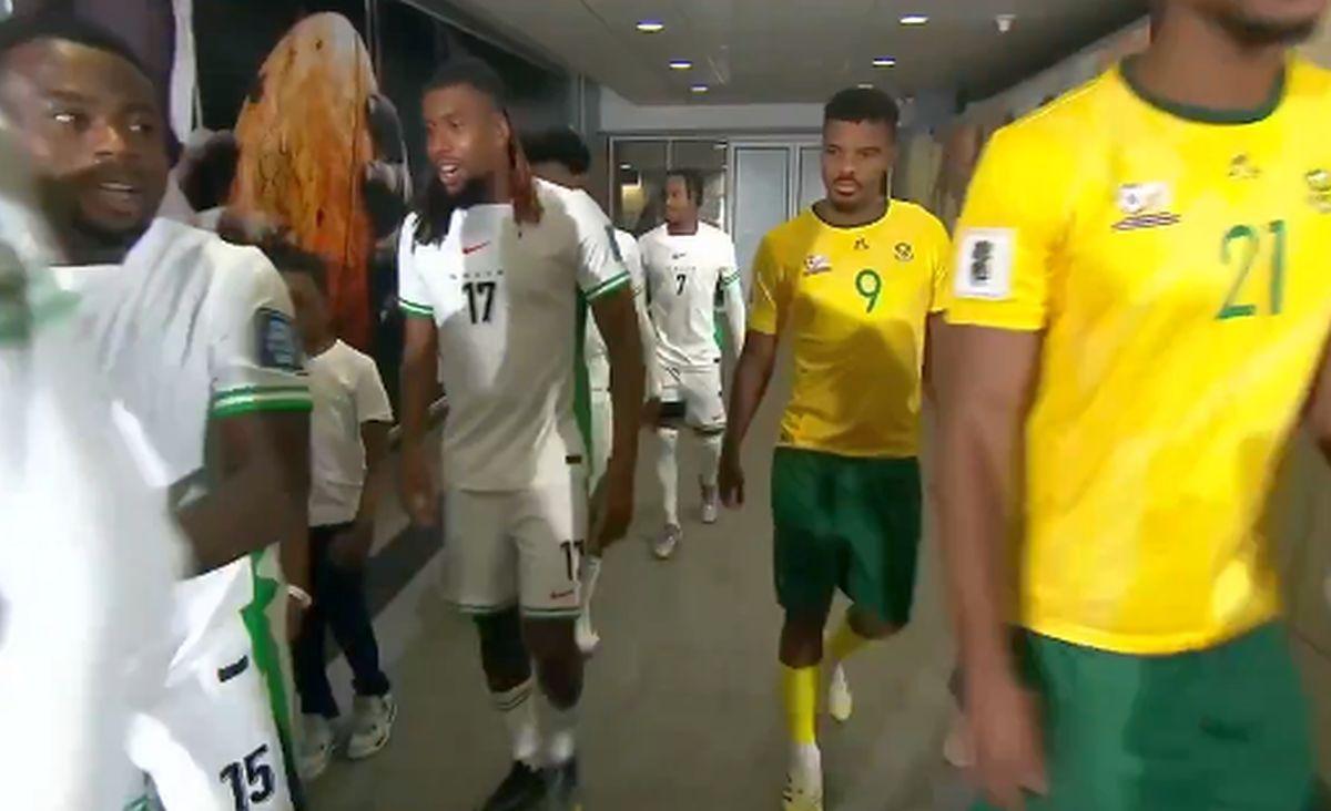 Moment comic sub ochii lui Ngezana: Ndidi și Moses Simon au căzut