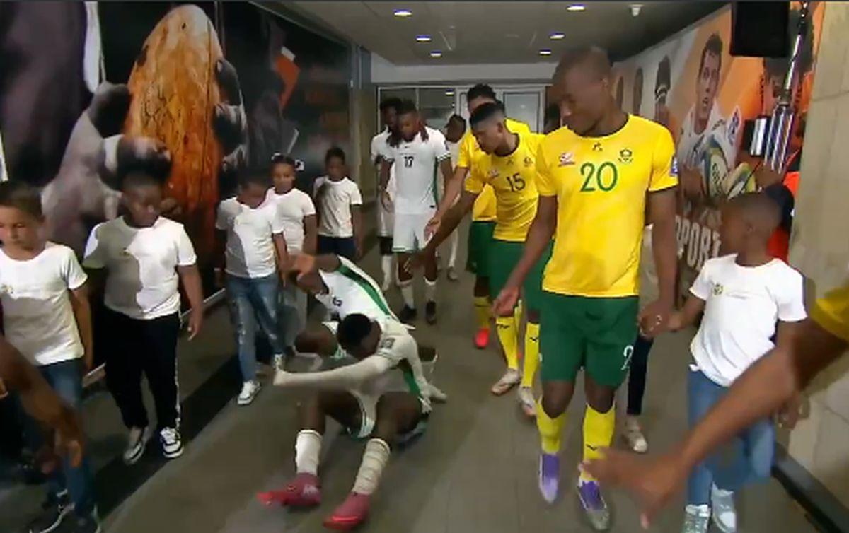Moment comic sub ochii lui Ngezana: Ndidi și Moses Simon au căzut