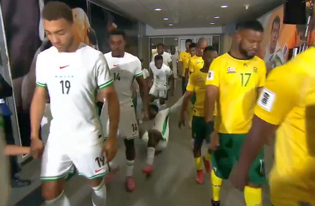 Moment comic sub ochii lui Ngezana: Ndidi și Moses Simon au căzut