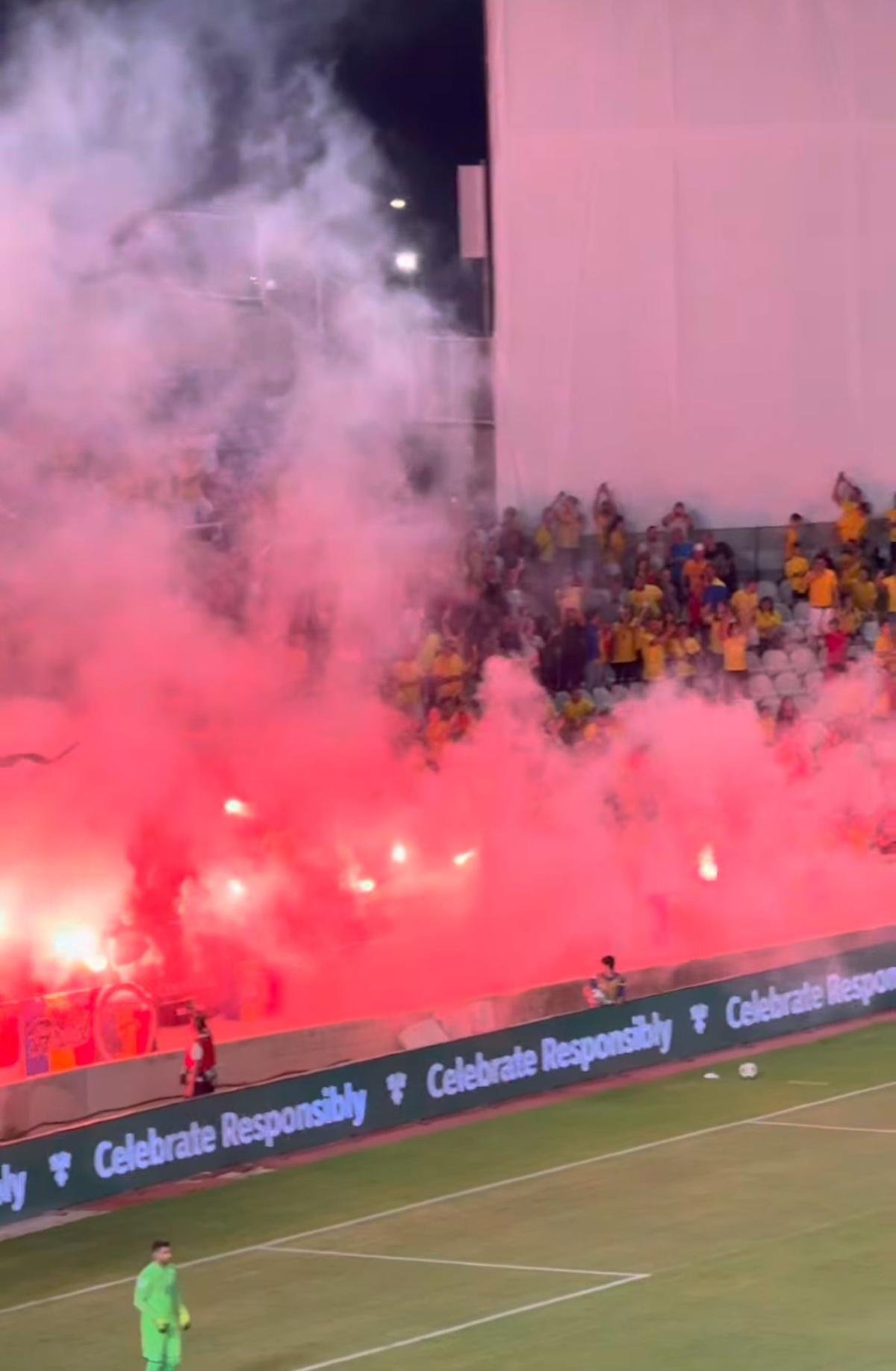 Ultrașii României au aprins din nou torțe pe stadion. Ce urmează