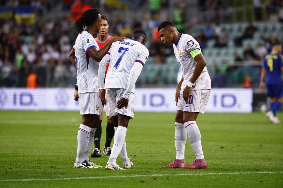 Ousmane Dembele simte că ceva nu este în regulă, Mbappe pare îngrijorat / Foto: Imago PSG, furioasă după ce 2 jucători s-au accidentat la echipa națională a Franței! Dugarry ripostează: „E doar vina clubului”