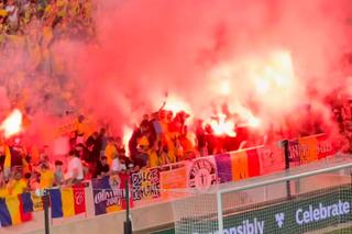 Ultrașii României au aprins din nou torțe pe stadion. Ce urmează