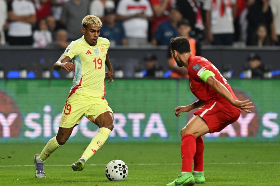 Lamine Yamal, în acțiune în meciul de la Konya, în care Spania a demolat Turcia cu 6-0 / Foto: Imago Peripețiile lui Lamine Yamal la Konya » Starul spaniol și-a pierdut pașaportul și ar fi rămas în Turcia!