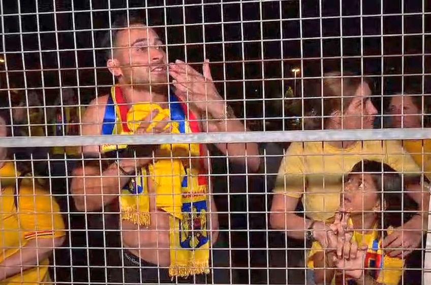 Din spatele gardului, suporterii români și-au strigat supărările după Cipru - România: