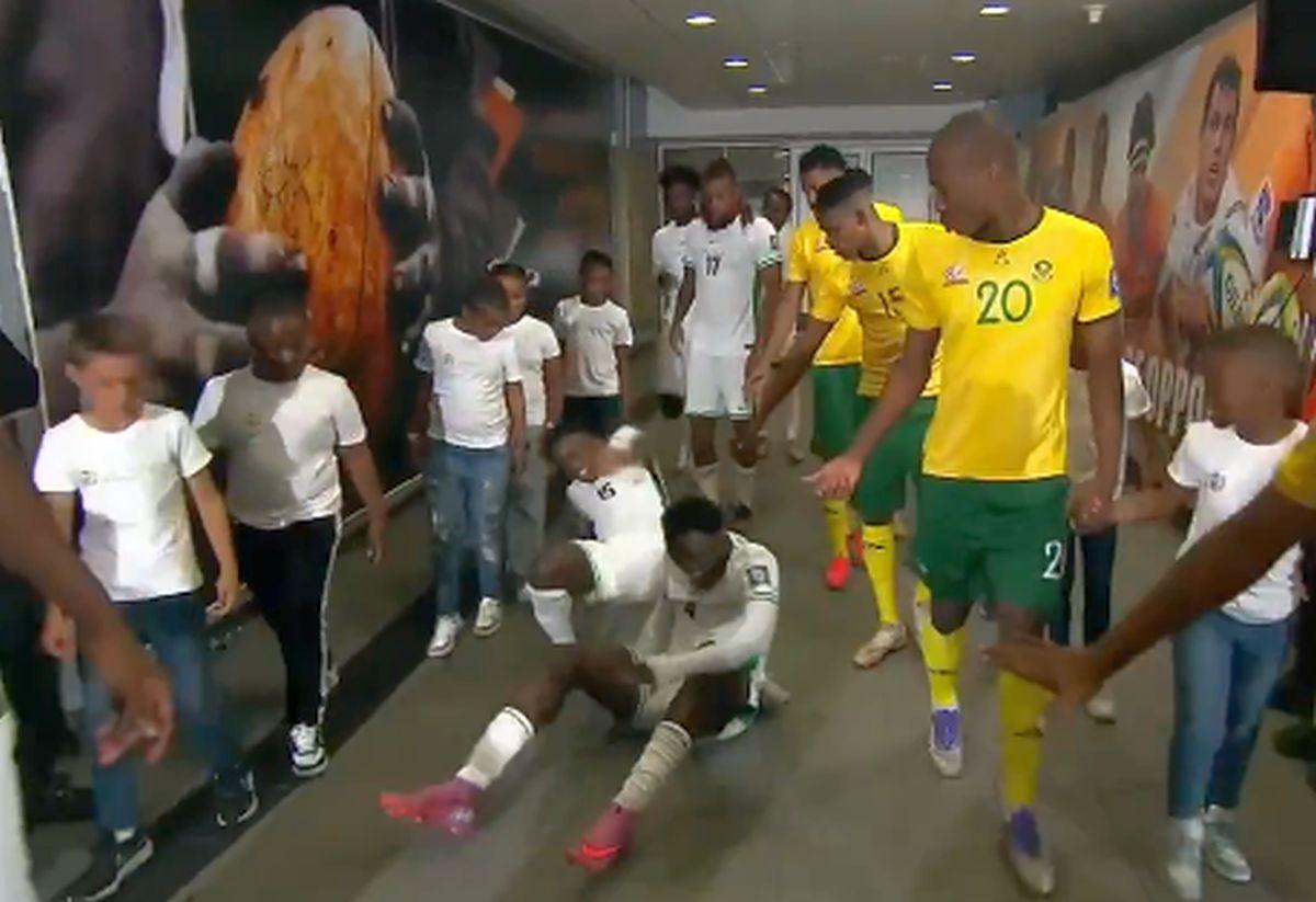 Moment comic sub ochii lui Ngezana: Ndidi și Moses Simon au căzut