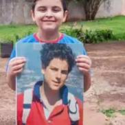 Matheus, fotografiat ținând în mână o imagine cu Carlo, a fost vindecat de o rară boală pancreatică după ce s-a rugat la Carlo pentru o minune