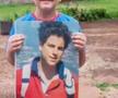 Matheus, fotografiat ținând în mână o imagine cu Carlo, a fost vindecat de o rară boală pancreatică după ce s-a rugat la Carlo pentru o minune