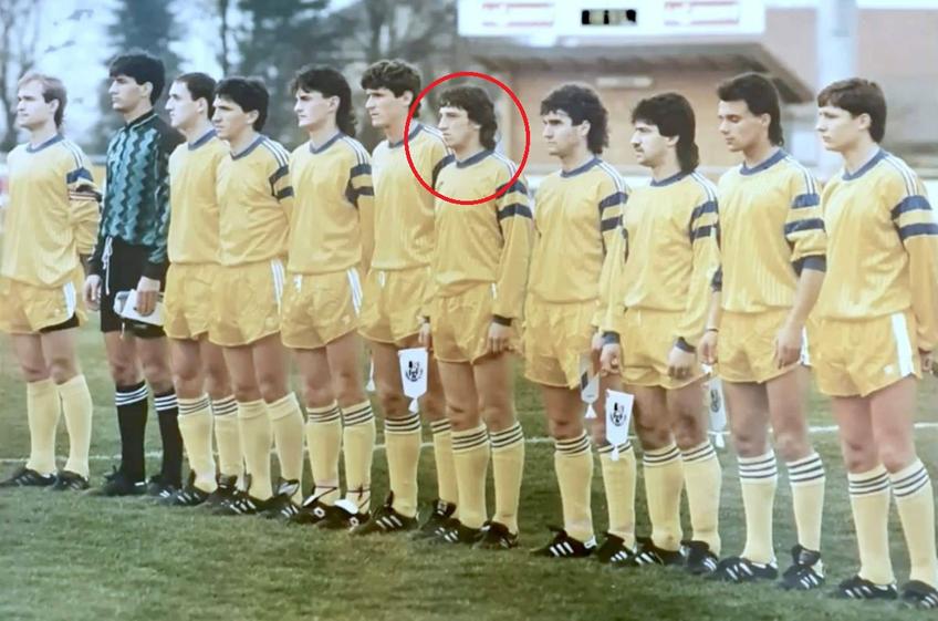 Ovidiu Hanganu, încercuit, la juniorii naționalei / Sursă foto: Facebook