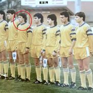 Ovidiu Hanganu, încercuit, la juniorii naționalei / Sursă foto: Facebook