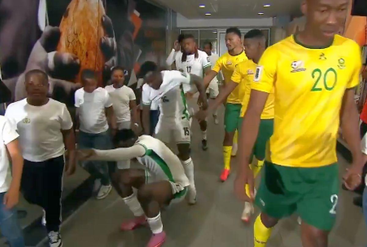 Moment comic sub ochii lui Ngezana: Ndidi și Moses Simon au căzut