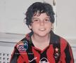 Carlo Acutis, surprins zâmbind către cameră, purtând echipamentul de acasă al echipei AC Milan din anii 1990.