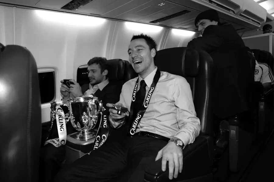Imagine cu Terry în autocarul lui Chelsea, după victoria cu Arsenal FOTO: chelseafc.com Greu de „ucis” » Cea mai teribilă accidentare a lui John Terry, dintre cele peste 50 suferite în cariera lui: „Am crezut că l-am omorât!”
