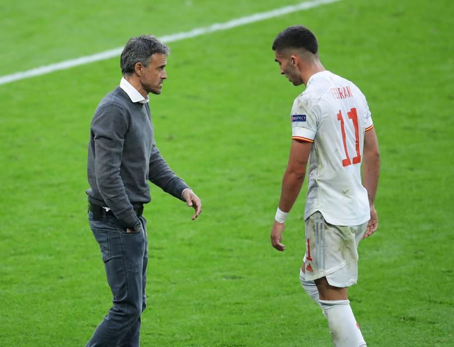 Ferran Torres și selecționerul Spaniei Luis Enrique în timpul EURO 2020 / Foto: Imago Ferran Torres, „săgeți” spre Barcelona: „A fost casa mea, dar...”