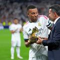 Kylian Mbappe a fost golgeterul sezonului trecut de Champions League și a primit gheata de aur de la Figo/ foto GettyImages