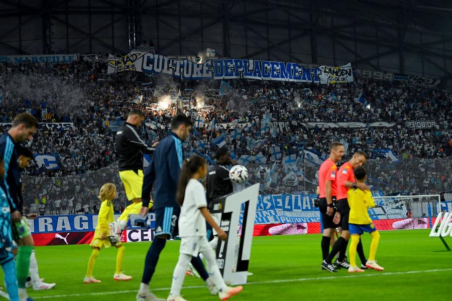 Atmosfera creată de fanii lui Marseille este întotdeauna încinsă pe „Velodrome” / Foto: Imago Acuzații de agresiune sexuală pe Velodrome » „Am simțit ceva atingându-mă. M-am simțit murdară, rahat!”