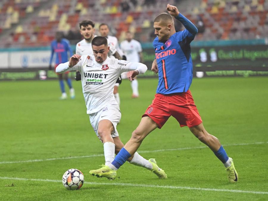 Tiago Goncalves, în duel cu Bîrligea/ foto: Imago Images Oficial: Tiago Goncalves a semnat și s-a întors în Superliga