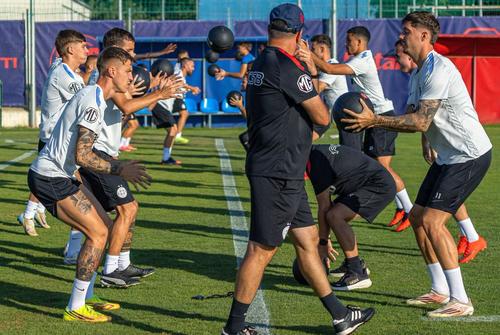 Baciu are fotbaliști nemulțumiți la antrenamente. Foto: Facebook FCSB Official