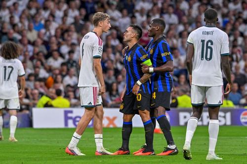Căpitanul Federico Valverde s-a băgat să-l despartă pr celălalt purtător de banderolă, Lautaro Martinez, de Dean Huijsen în meciul cu Real Madrid (1-2) / Foto: Imago