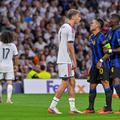 Căpitanul Federico Valverde s-a băgat să-l despartă pr celălalt purtător de banderolă, Lautaro Martinez, de Dean Huijsen în meciul cu Real Madrid (1-2) / Foto: Imago