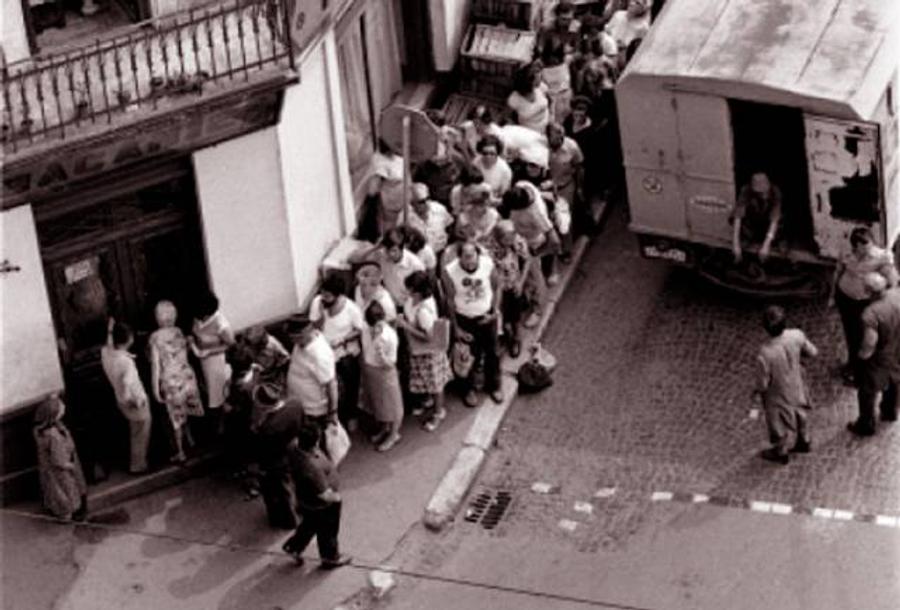În România comunistă, cu precădere sfârșitul anilor '80, statul la coadă la magazine devenise sport național. Foto: istorie-pe-scurt.ro Fișa de Cadre de la Securitate a lui Gigi Nețoiu: de la lăcătuș la ofițer de filaj, câți bani câștiga și ancheta după fuga Nadiei + Dezvăluire: „Nașul meu, șeful Contrainformațiilor Militare”