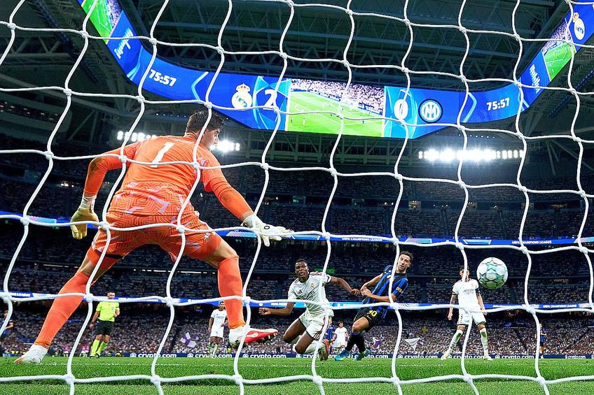 Doar Carlos Augusto, cu o finalizare din apropiere, a putut să-l bată pe Thibaut Courtois / foto: Guliver/gettyimages