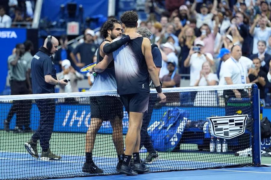 Carlos Alcaraz și Ben Shelton după meciul din „sferturi” la US Open 2026 Foto: USTA/Darren Carroll Ben Shelton, învingătorul campionului en-titre de la US Open: „A fost pur și simplu o plăcere să facem parte din acest meci”