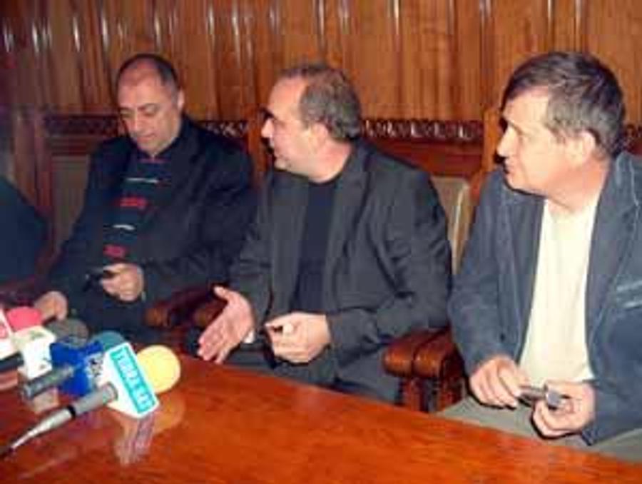 Gigi Nețoiu (centru) și Mircea Dinescu (dreapta), o relație bizară înainte și după Revoluție. Foto: gds.ro Fișa de Cadre de la Securitate a lui Gigi Nețoiu: de la lăcătuș la ofițer de filaj, câți bani câștiga și ancheta după fuga Nadiei + Dezvăluire: „Nașul meu, șeful Contrainformațiilor Militare”