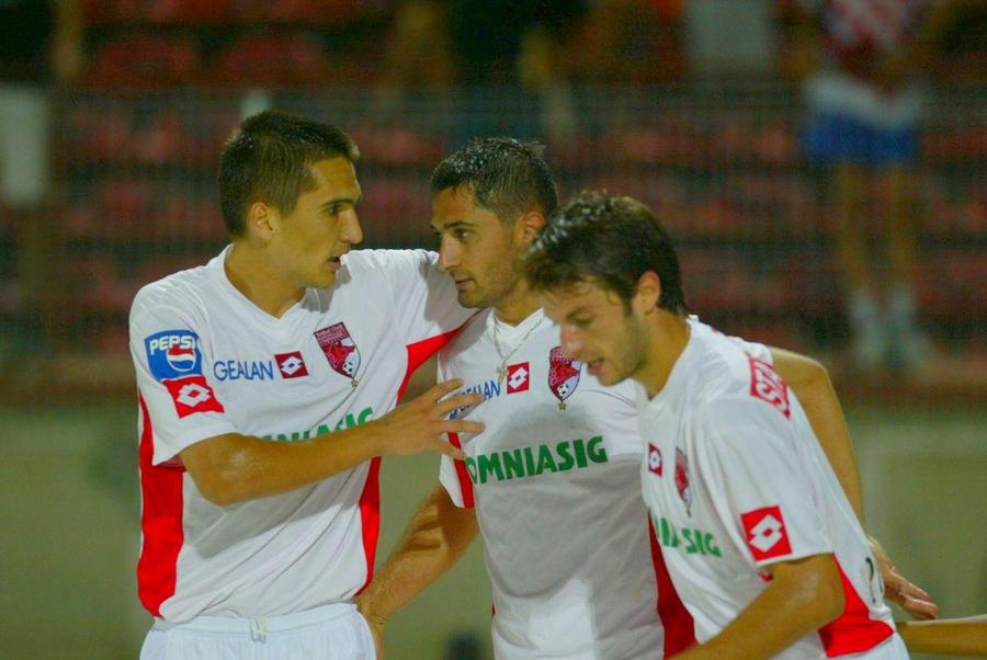 Transferul lui Dan Alexa (stânga) de la Dinamo la Beijing Guoan i-a adus lui Gigi Nețoiu necazul unei perioade petrecute după gratii. Foto: arhiva GSP Fișa de Cadre de la Securitate a lui Gigi Nețoiu: de la lăcătuș la ofițer de filaj, câți bani câștiga și ancheta după fuga Nadiei + Dezvăluire: „Nașul meu, șeful Contrainformațiilor Militare”
