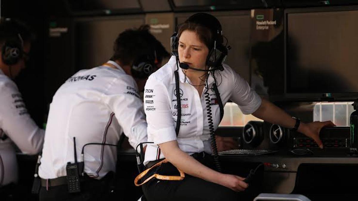 Amy Walker și Rosie Wait, din echipa Mercedes