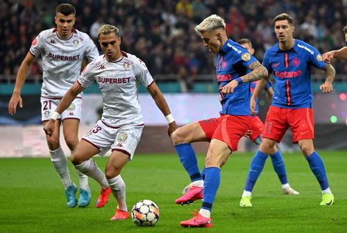 Cristi Ignat, primul din stânga, va juca tot în vișiniu // foto: Imago Images