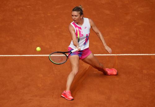 Simona Halep în acțiune pe zgură FOTO Guliver/GettyImages