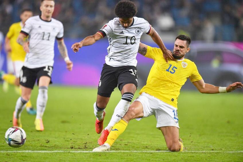 Andrei Burcă îl blochează pe Serge Gnabry în Germania - România 2-1
