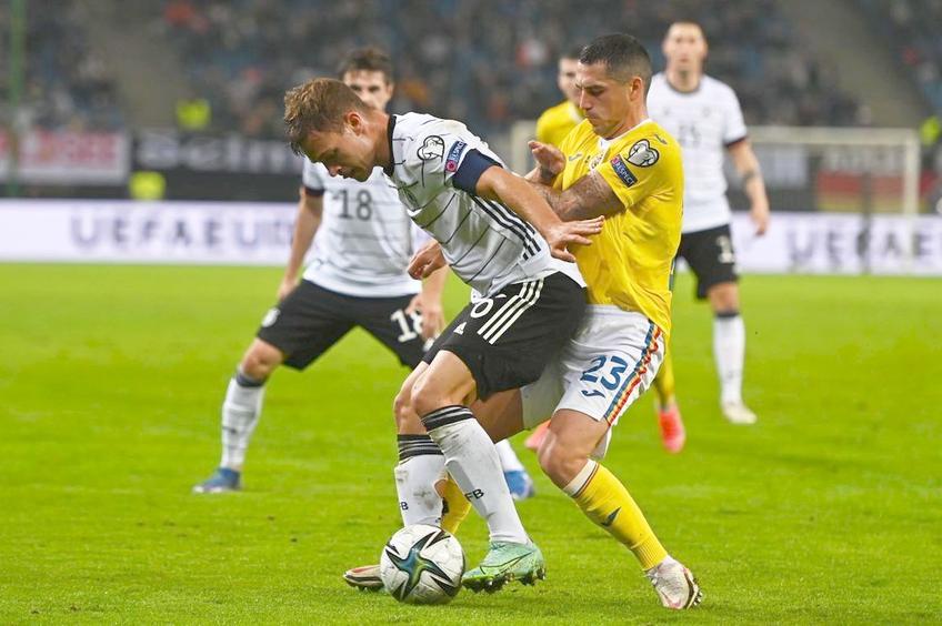 Nicolae Stanciu, în duel cu Joshua Kimmich // foto: GSP