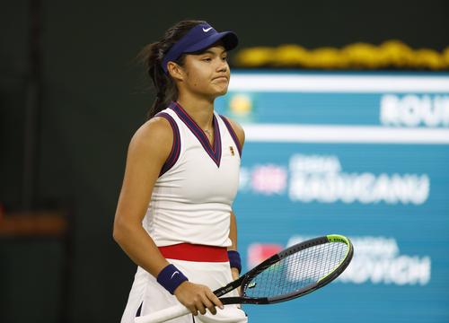 Emma Răducanu (18 ani, locul 22 WTA) a fost eliminată de Aliaksandra Sasnovich (27 de ani, 100 WTA) în turul 2 la Indian Wells, scor 2-6, 4-6. Britanica încă nu a obținut vreo victorie în turneele WTA, excepție făcând cele de Grand Slam.