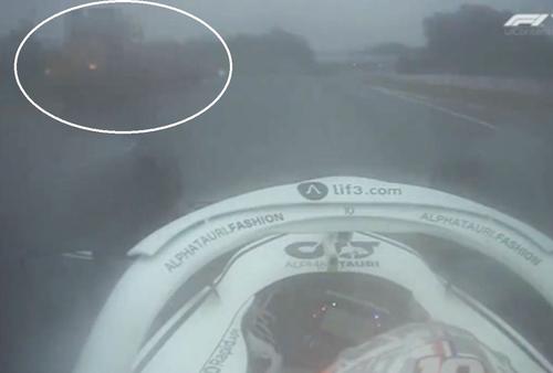 Cât de aproape a trecut Gasly de automacara // foto: captură Twitter