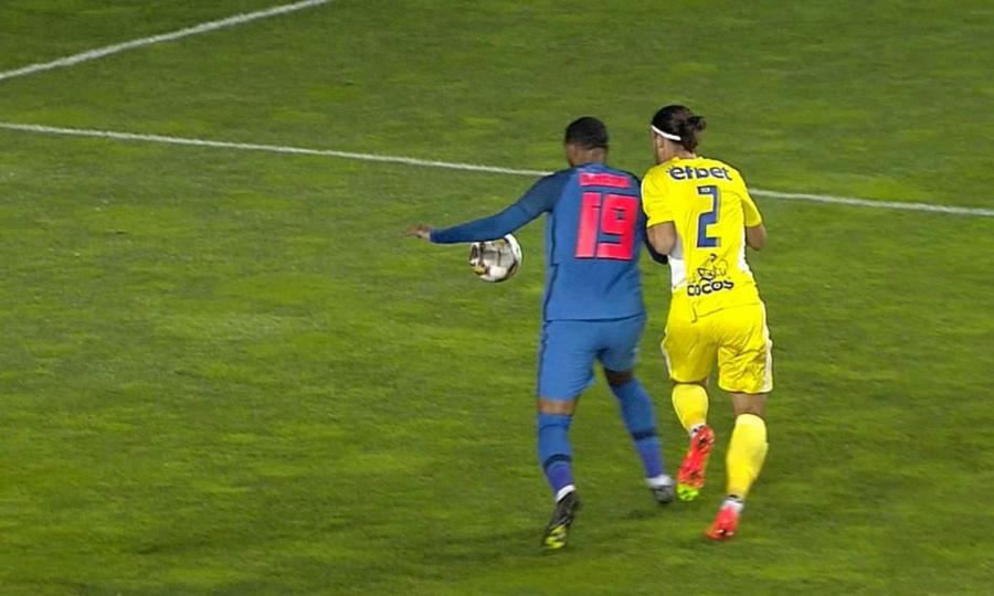 FOTO: Captură @Digi Sport 1 Henț evident, în careu, la Dawa, în Petrolul - FCSB » De ce nu a dictat penalty Horațiu Feșnic