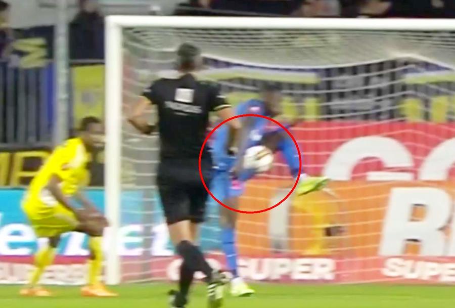 FOTO: Captură @Orange Sport 1 Henț evident, în careu, la Dawa, în Petrolul - FCSB » De ce nu a dictat penalty Horațiu Feșnic