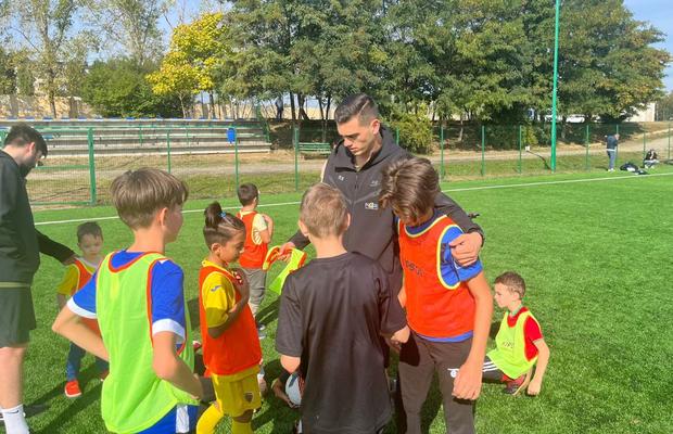 Fundația Olimpică Română și Ion Țiriac au lansat un program special » Copiii între 6 și 12 ani pot învăța fotbal gratuit