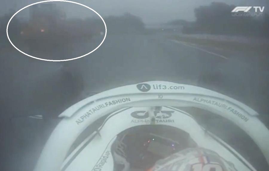 Cât de aproape a trecut Gasly de automacara // foto: captură Twitter Scene SCANDALOASE în Formula 1, pe Suzuka » Pilotul a fost aproape de o tragedie și a început să urle: „Puteam să mor!”
